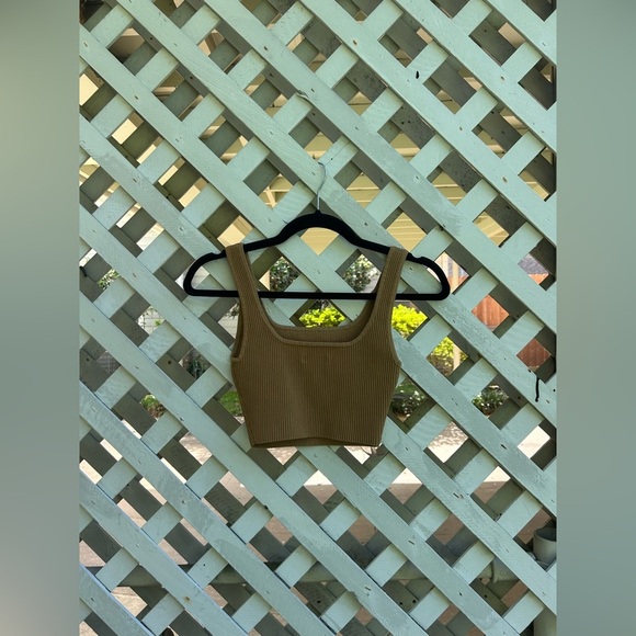 ❤️Aritzia Babaton Sculpt Knit Squareneck Cropped Tank - Picture 4 of 4